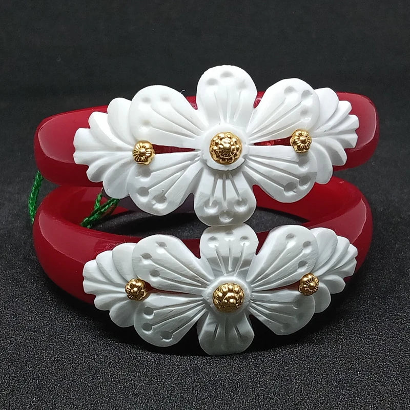 Mukut Sakha Pola Bangle with Conch Shell Design