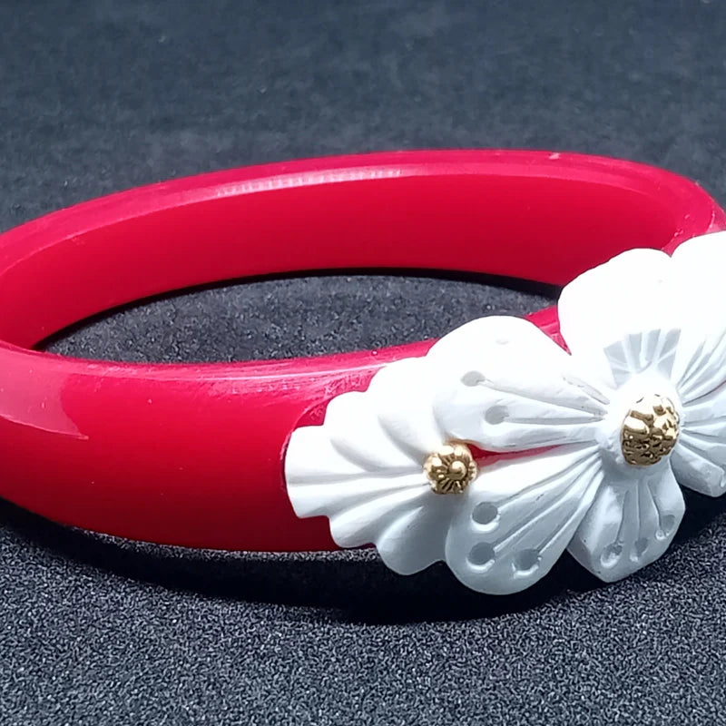 Mukut Sakha Pola Bangle with Conch Shell Design