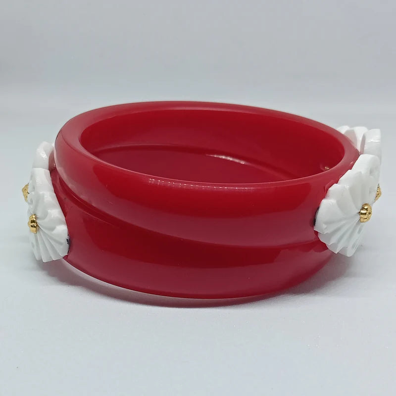 Mukut Sakha Pola Bangle with Conch Shell Design